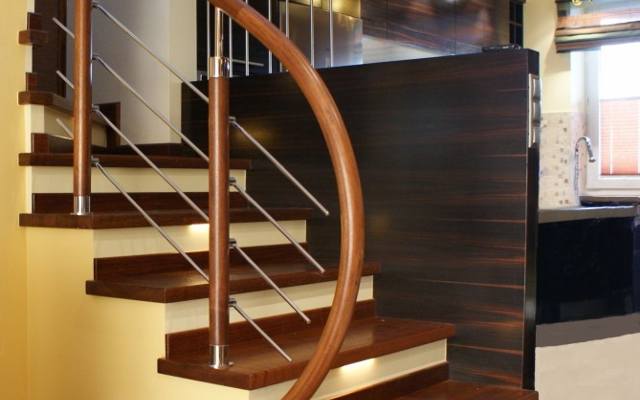 Stalowe wypełnienie balustrady pasuje zarówno do schodów drewnianych, jak i wykonanych z innych materiałów.