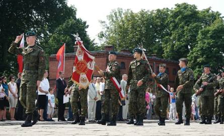 Inowrocław. Garnizonowe obchody Święta Wojska Polskiego w 2 Pułku Komunikacyjnym