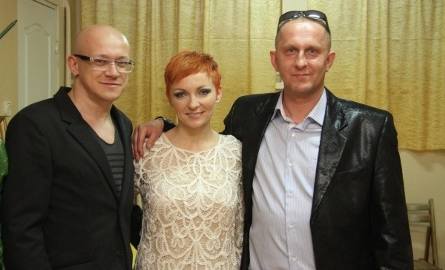 Ania Wyszkoni ze swoim partnerem życiowym - Maciejem Durczakiem (z lewej) oraz Grzegorzem Babiarczykiem - organizatorem koncertu Plateau w Kielcach.