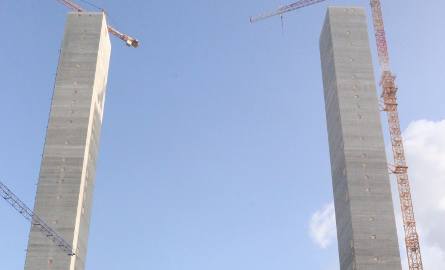 122-metrowe pylony bloków energetycznych przypominają wieże World Trade  Center.
