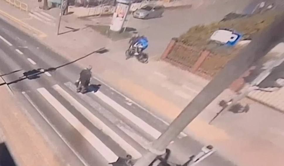 Film do artykułu: Zderzenie rowerzystów na Sienkiewicza w Białymstoku. Obaj trafili do szpitala. Zobacz nagranie!