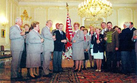 Hradczany, 30 czerwca 2000 r. Prezydent Vaclav Havel gościł u siebie szefów narodowych towarzystw sokolskich. Andrzej Bogucki stoi drugi po prawej s