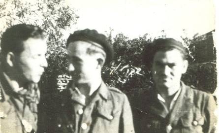 Zdjęcie zrobione w Borach Tucholskich, w1946 roku. Lucjan Chojnacki – pierwszy z prawej