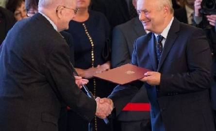 Nominację na ręce wójta Mariana Burasa złożył Jerzy Regulski, doradca społeczny Prezydenta  do spraw samorządu.