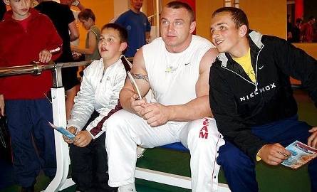 O wspólnym zdjęciu i autografie Mariusza Pudzianowskiego marzyło wiele dzieci. Strongman na siłowni Ośrodka Sportu i Rekreacji.