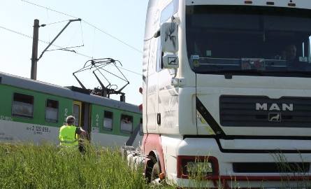 Wypadek w Starej Woli Gołebiowskiej w Radomiu: uderzona w tył ciężarówka została zepchnięta z przejazdu, ale została na kołach.