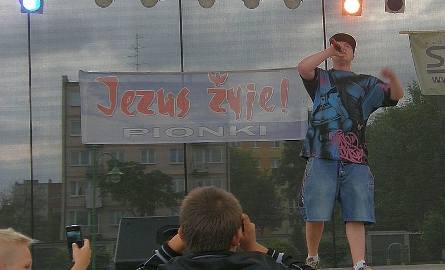 Katolicki raper Bęsiu z Jeleniej Góry wystąpił w Pionkach (zdjęcia)