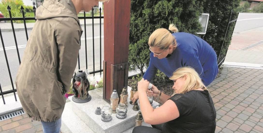 Mieszkanki Krzyszkowic zapalają przy krzyżu znicze dla zmarłych w ataku terrorystycznym Magdy i Marzeny.