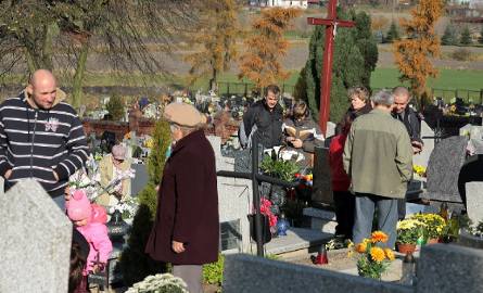 Także na cmentarzu w Radzyniu Chełmińskim przygotowania do Wszystkich Świętych są dziś w pełni
