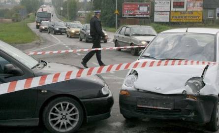 Na skrzyżowaniu ulic Radomskiej i Szybowcowej zderzyły się trzy samochody. Ranne zostały dwie osoby. Policjanci kierowali ruchem.