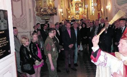 Biskup radomski Henryk Tomasik święci tablicę poświęconą księdzu infułatowi Wójcikowi.