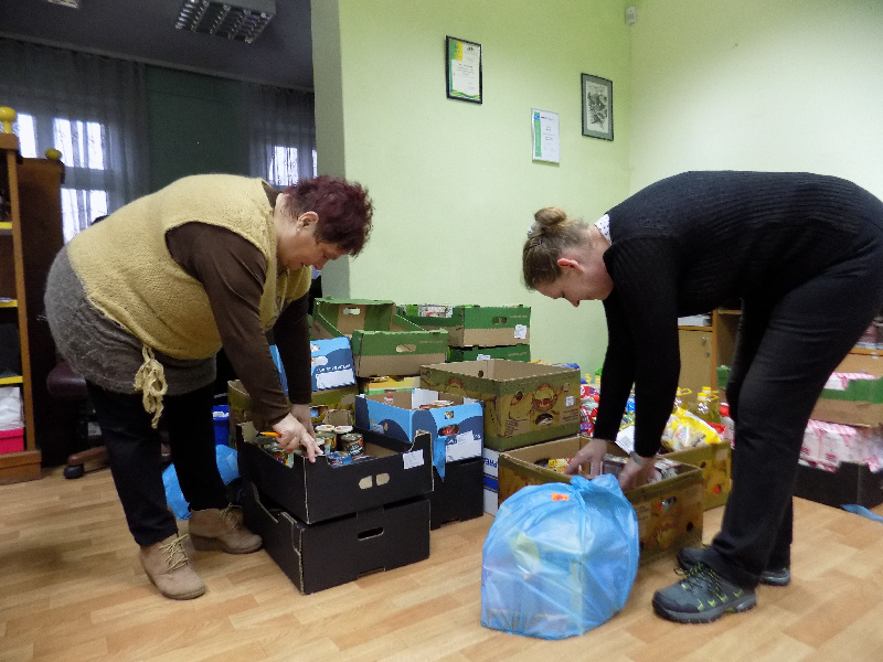 Danuta Hrycak i Marta Pietroń z PCK robią paczki żywnościowe dla najbardziej potrzebujących rodzin.