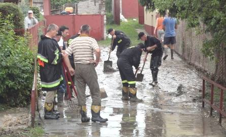 W Jędrzejowicach w gminie Bodzechów strażacy z OSP walczyli z wdzierającą się na posesję wodą z rzeczki Jędrzejowianki.