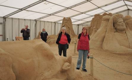Ogromne piaskowe rzeźby znajdują się na wystawie w Ahlbecku przy samej granicy ze Świnoujściem. To właśnie właściciel tej wystawy wyszedł z propozycją