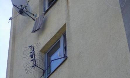 Mężczyzna pracował przy antenie satelitarnej i wypadł z okna na czwartym piętrze. Spadając uderzył w suszarkę zamontowaną za oknem na niższej kondyg