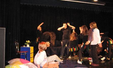 Poniedziałkowy turniej zakończył teatr "Trzy czwart e” ze szkoły podstawowej numer 34 w Radomiu pokazując sztukę ”Pokój Kameleon”