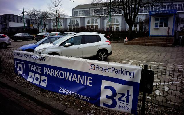 Poznań: Wolne miejsca parkingowe znajdziesz w aplikacji i internecie. Jak ich szukać?