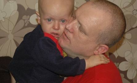 Kacper Kozioł nie ma jeszcze nawet 2 lat, a już od sześciu miesięcy zmaga się z nowotworem i poddawany jest ciężkiej chemioterapii. Na zdjęciu z tatą