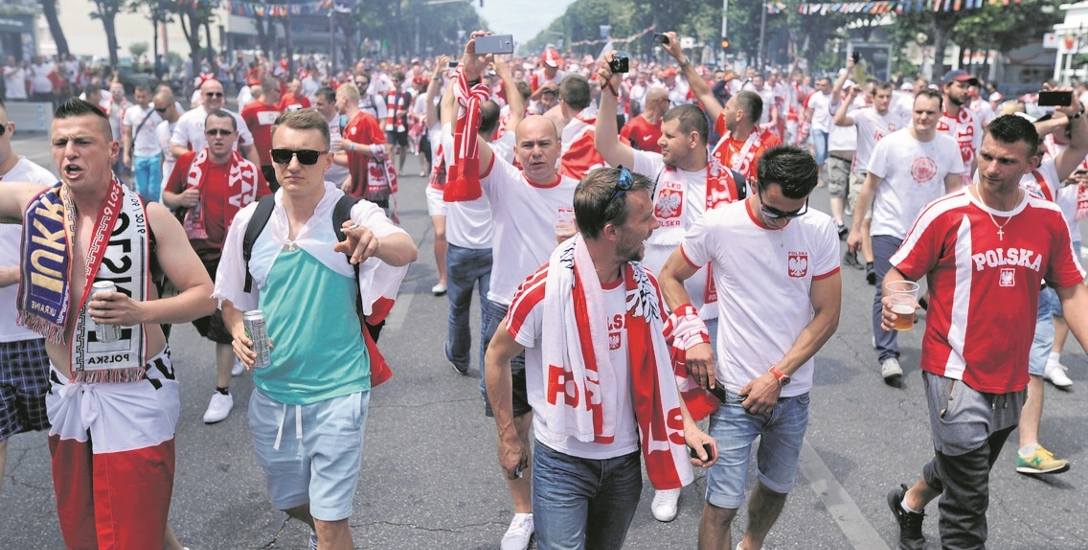 Przed meczem polscy kibice w sile kilku tysięcy przemaszerowali Avenue de Prado do Rond-Point du Prado. Tu czekała na nich inna wielotysięczna grupa