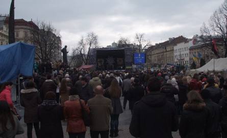 Lwowski majdan koło pomnika Szewczenki, przez całą dobę spotykali się tu ludzie, oglądali relacje z majdanu w Kijowie, przemawiali, modlili się, oddawali