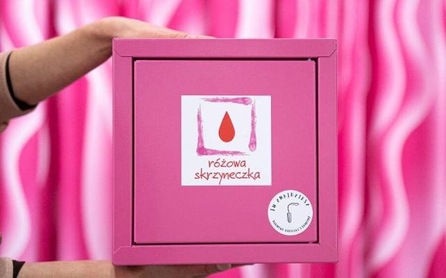 Kraków. 200 różowych skrzyneczek trafi do szkół, bibliotek, ośrodków sportu