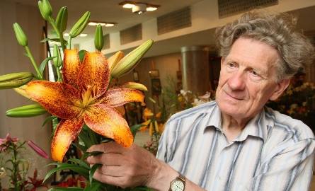 Zygmunt Wójcik, prezes Zarządu Okręgowego świętokrzyskiego Polskiego Związku Działkowców prezentuje najpiękniejszą lilię tegorocznej wystawy – lilię