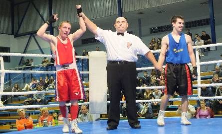 Pięściarz Staru Mateusz Mordak (z lewej) wygrał walkę w wadze 60 kilogramów z Marcinem Marcinkowskim z Broni.