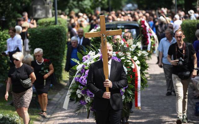 Jerzy Stuhr spoczął na Cmentarzu Rakowickim w Krakowie. Wzruszający pogrzeb wspaniałego aktora i twórcy
