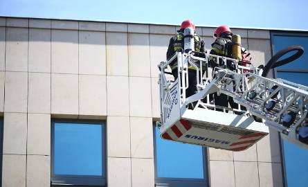 Podczas ćwiczeń strażacy korzystali między innymi z podnośnika, aby wejść do budynku przez okno.