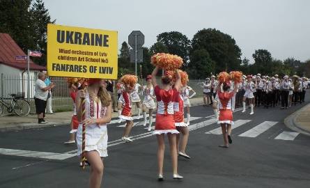 Wyremontowaną  ulicą maszerowała między innymi orkiestra z Ukrainy.