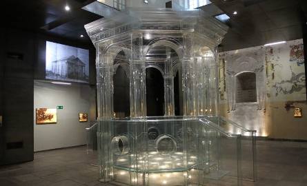 Wyjątkowy (jedyny na świecie zbudowany ze szkła) element Ośrodka - bima, czyli miejsce w synagodze, służące do odczytywania oraz interpretowania Tor