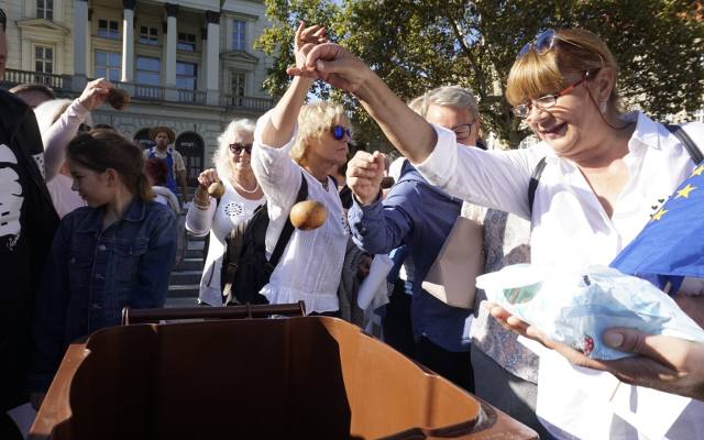 Poznań przeciwko nacjonalizmowi. Wyrzucali brunatne do śmietnika [ZDJĘCIA]