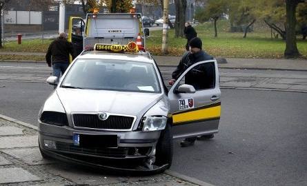 Wypadek na pl. Tobruckim. Ford zderzył się z taksówką