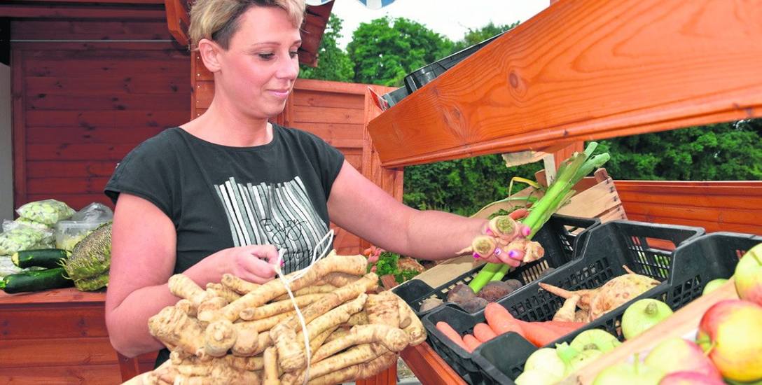 W sklepiku warzywnym w Przysieku, koło Torunia, w minionym tygodniu pietruszka (korzeń) kosztowała 16 zł/kg. Na zdjęciu Dorota Banaszek prezentuje także