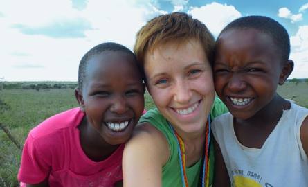 Magda Poros z masajskimi dziećmi.