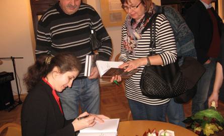 Barbara Fuglewicz chętnie podpisywała swoją książkę czytelnikom.