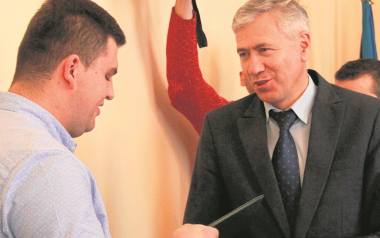 Hubert Kopeć odbiera gratulacje od burmistrza Wiesława Ordona.
