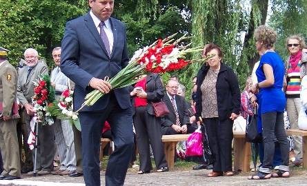 Janusz Piechociński złożył kwiaty pod pomnikiem poległych w bitwie pod Studziankami, podczas ostatnich rocznicowych obchodów, 12 sierpnia tego roku.