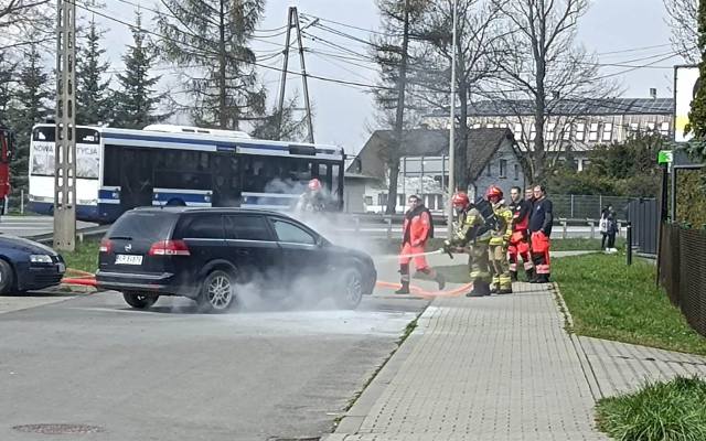 Pożar samochodu pod Krakowem. Na pomoc wezwano trzy jednostki straży
