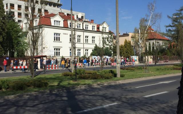 Tłumy Ukraińców przed konsulatem w Krakowie. Na prezydenta wybrali komika