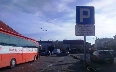 Na rynku w Staszowie wprowadzono ograniczenie parkowania [SONDA]