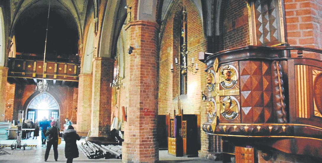 Tak dziś wygląda katedra w środku. W miejscu ławek, które trafiły do Przemysłówki, dziś leżą elementy instrumentu organowego.