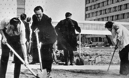 Rok 1972 - porządkowanie w czynie społecznym kampusu Kielecko-Radomskiej WSI przy ulicy 1000-lecia Państwa Polskiego w Kielcach.