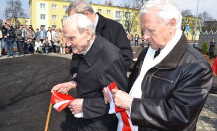 Czesław Szachnitowski (z lewej) i Zbigniew Zelmański, inicjator i fundator budowy Pomnika Lotnika.