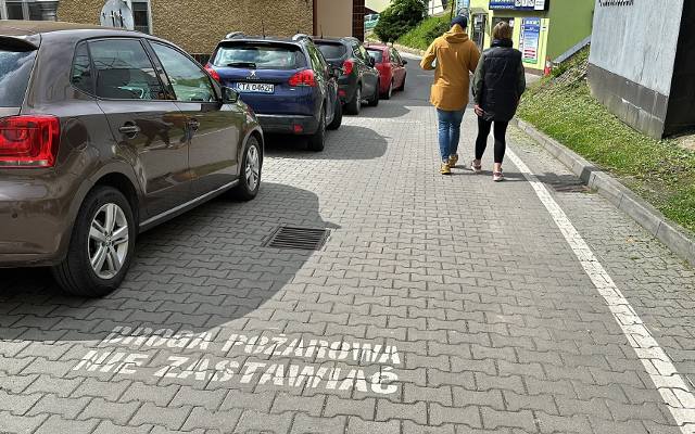 Szpital w Bochni ucywilizuje sposób parkowania na jego terenie. Będą nowe zatoki, wjazd od strony ul. Świętokrzyskiej już legalny