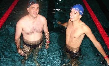 Karol Paluch (z prawej) wraz z tatą pływali we wtorkowe popołudnie na basenie Nemo we Włoszczowie.
