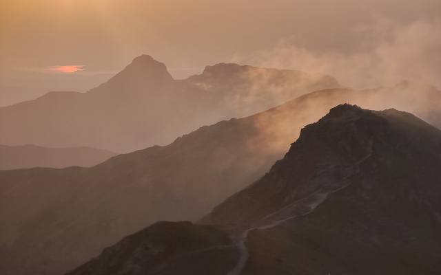 Tatry tuż przed zachodem słońca. Wyjątkowo zjawiskowe zdjęcia ze szczytu Świnicy ZDJĘCIA