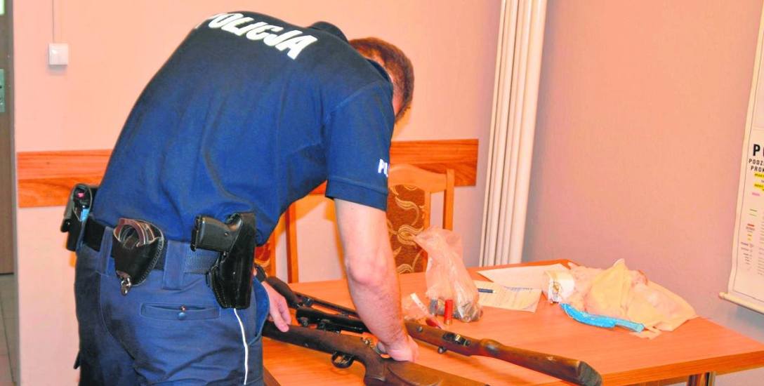 Broń palna skonfiskowana kłusownikowi została zdeponowana w policyjnym magazynie.