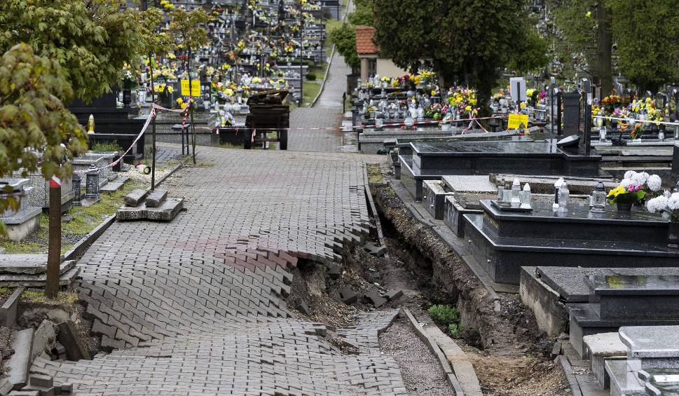 Film do artykułu: Osuwisko na cmentarzu w Rudawie. Ekshumowali groby z zagrożonego terenu. Radni wystosowali rezolucję do krakowskiej kurii