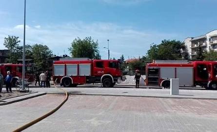 Pożar na Czarlińskiego w Toruniu. Palił się budynek gospodarczy